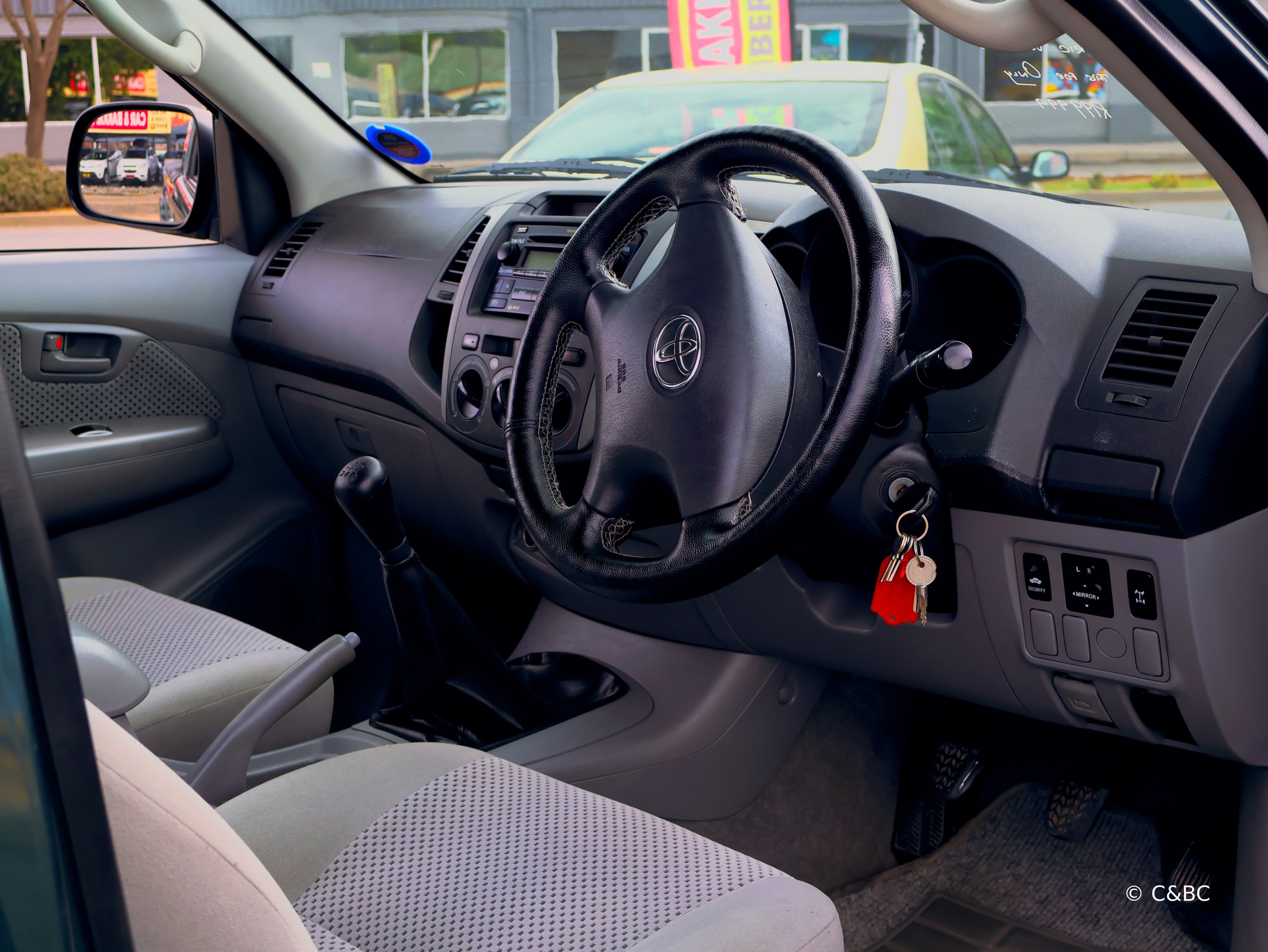 2011 Toyota Hilux VVTI image 2