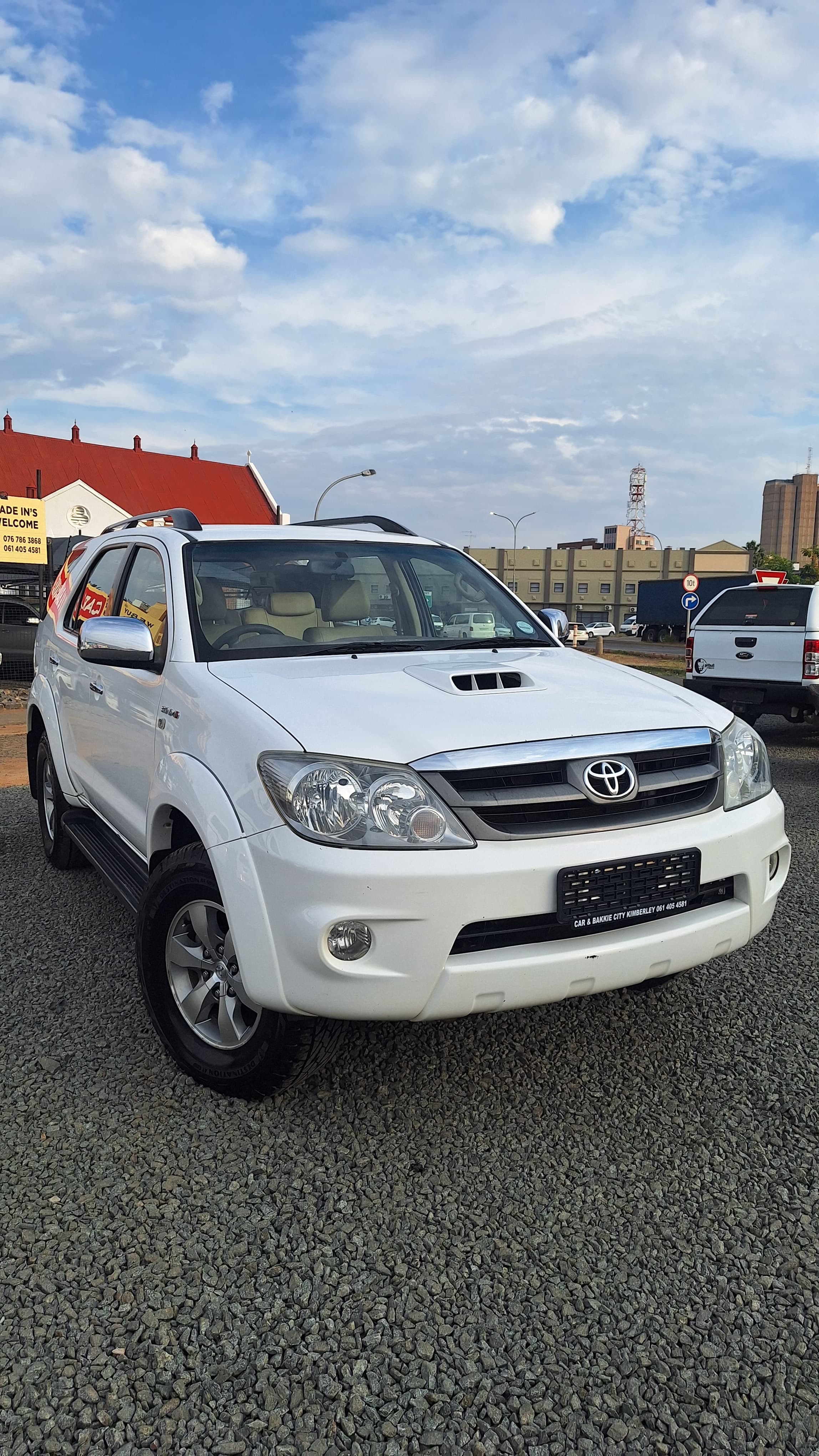 2012 Toyota Fortuner image 1