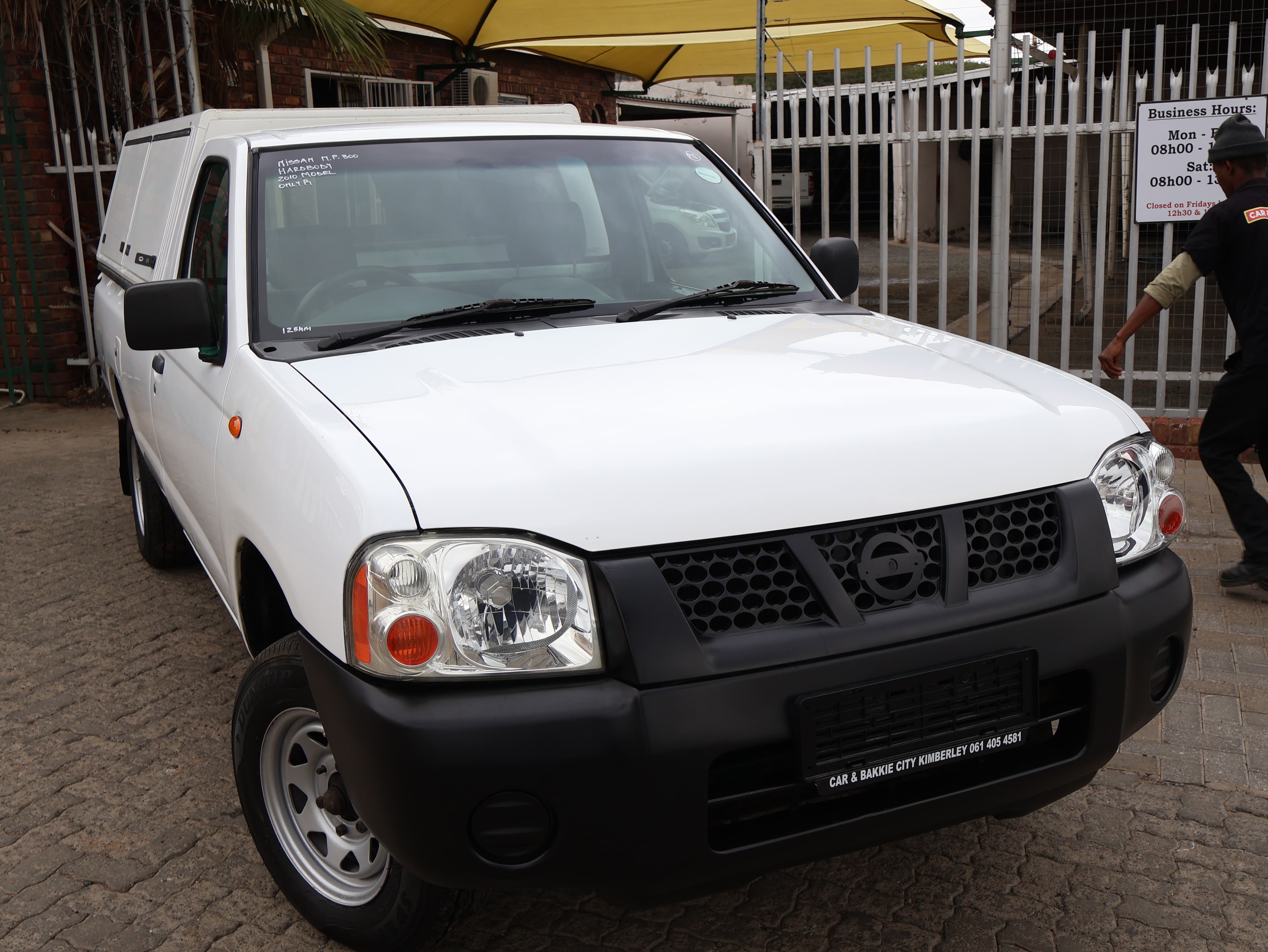 2009 Nissan NP300 image 1