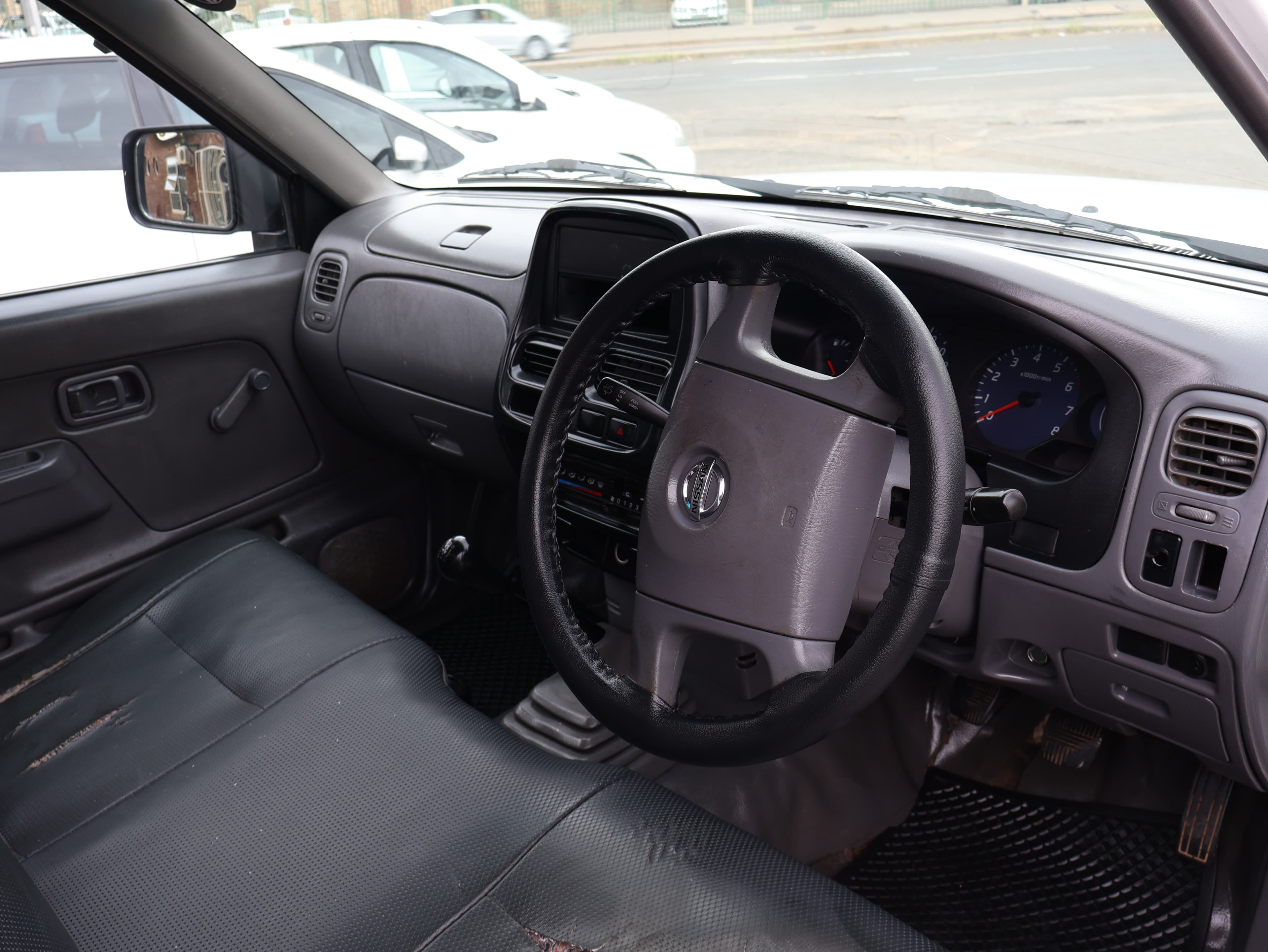 2009 Nissan NP300 image 7