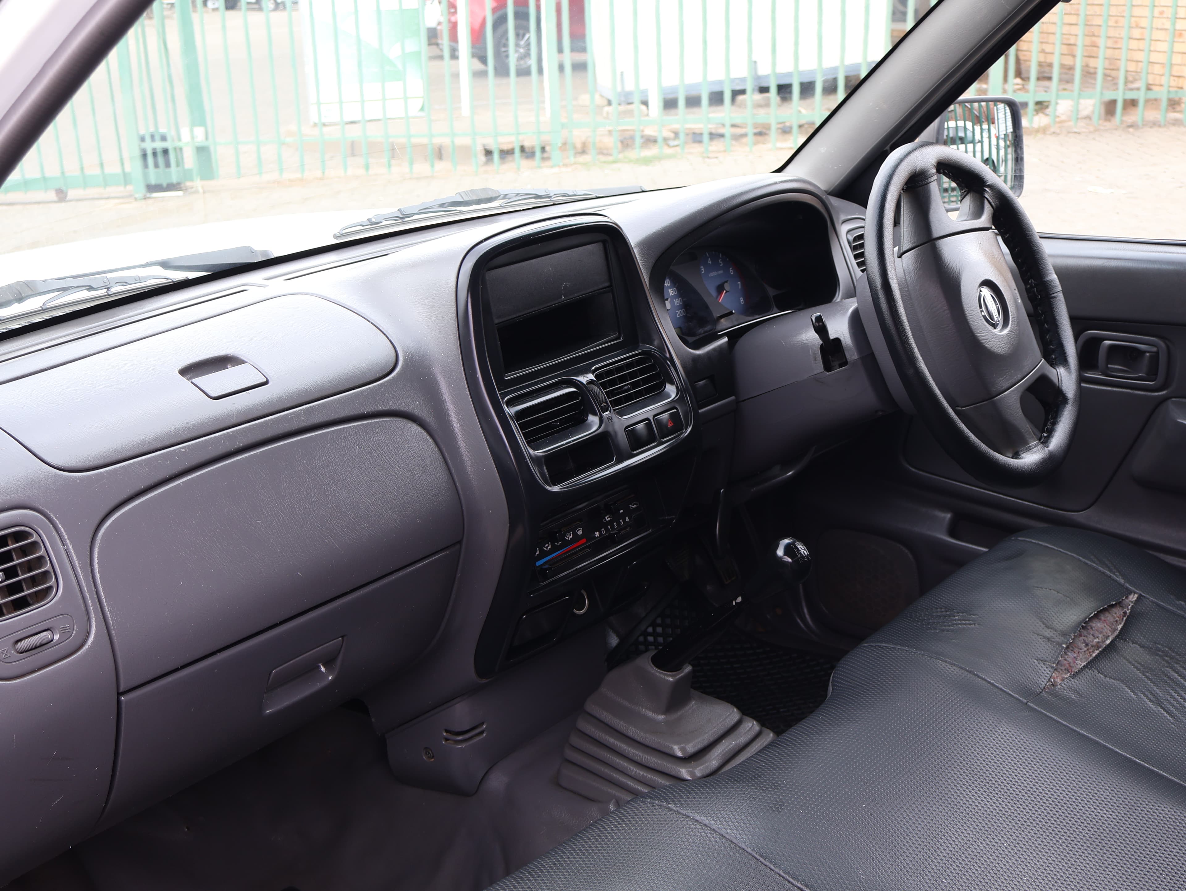 2009 Nissan NP300 image 4